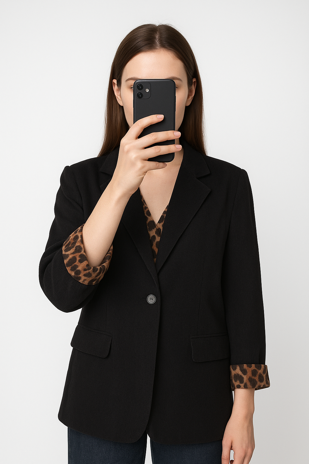 Une personne en Blazer avec doublure léopard en velours côtelé taille M debout, face à la caméra, dans un studio photo épuré avec fond blanc et éclairage doux.