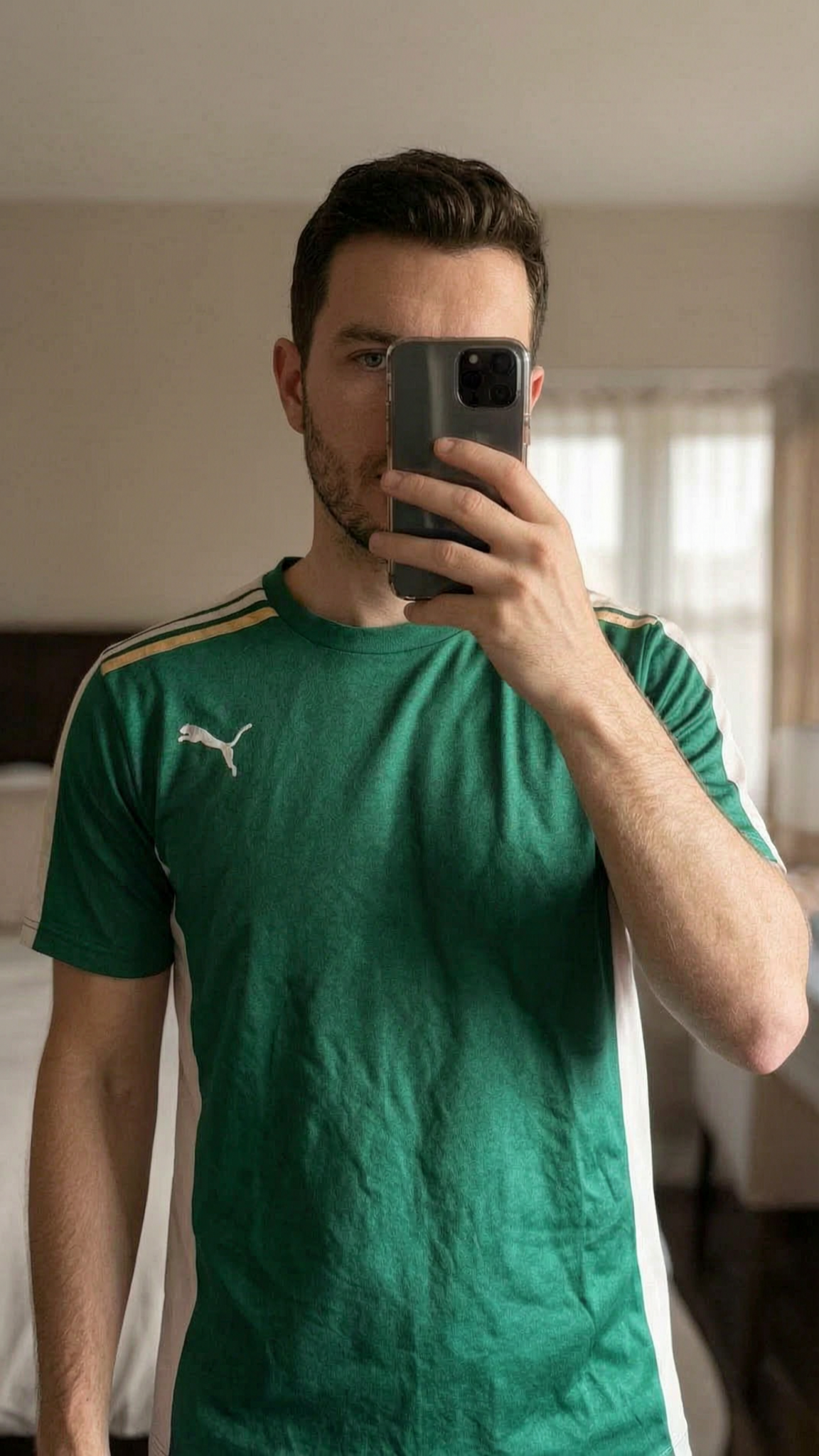 Puma {Vintage} MatchdayTG W.GStripes aufrecht stehend, der Kamera zugewandt, in einem sanft beleuchteten Schlafzimmer, mit natürlichem Licht, das durch ein Fenster fällt.