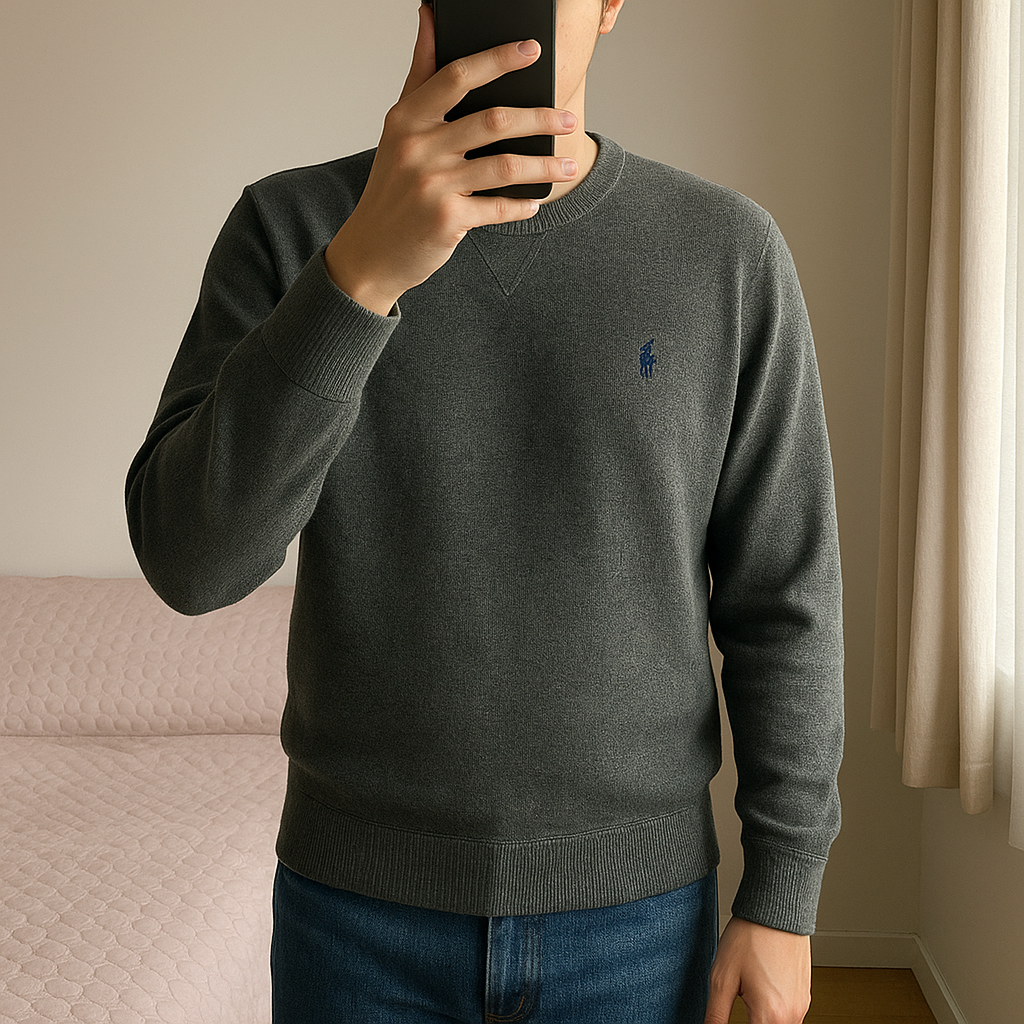 Sudadera fina Ralph Lauren gris oscuro 💎 | 100% original | de pie, mirando a la cámara, en un dormitorio con luz suave y natural filtrándose por la ventana.