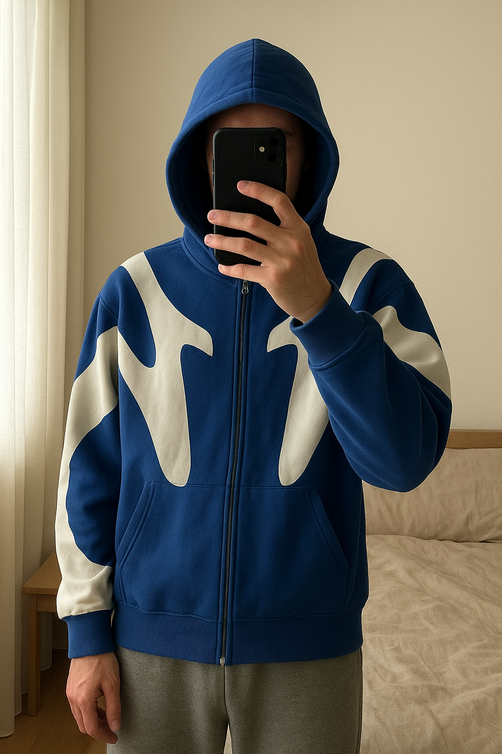 Veste Zippée Y2K - Style Vintage Streetwear debout, face à la caméra, dans une chambre à la lumière douce, avec une lumière naturelle filtrant par la fenêtre.