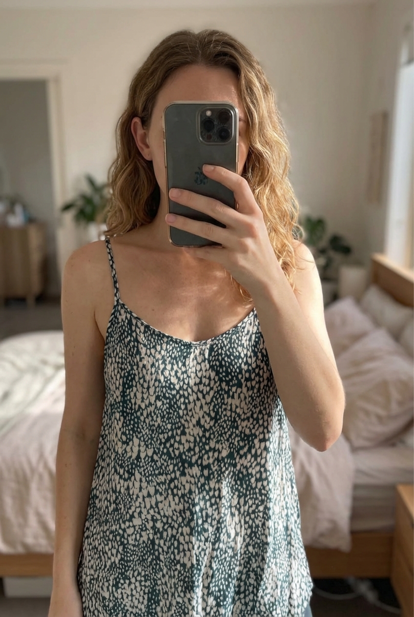 💚 Débardeur fluide LPB – Taille L (Les Petites Bombes) 💚 debout, face à la caméra, dans une chambre à la lumière douce, avec une lumière naturelle filtrant par la fenêtre.