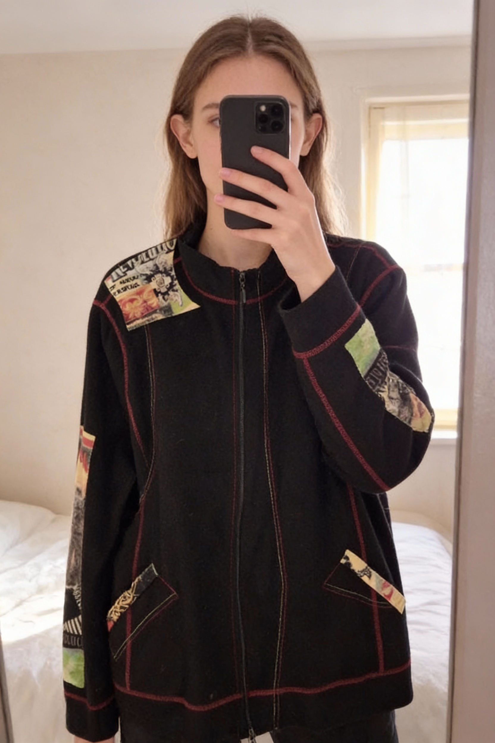 Veste Alain Weiz XL vintage debout, face à la caméra, dans une chambre à la lumière douce, avec une lumière naturelle filtrant par la fenêtre.