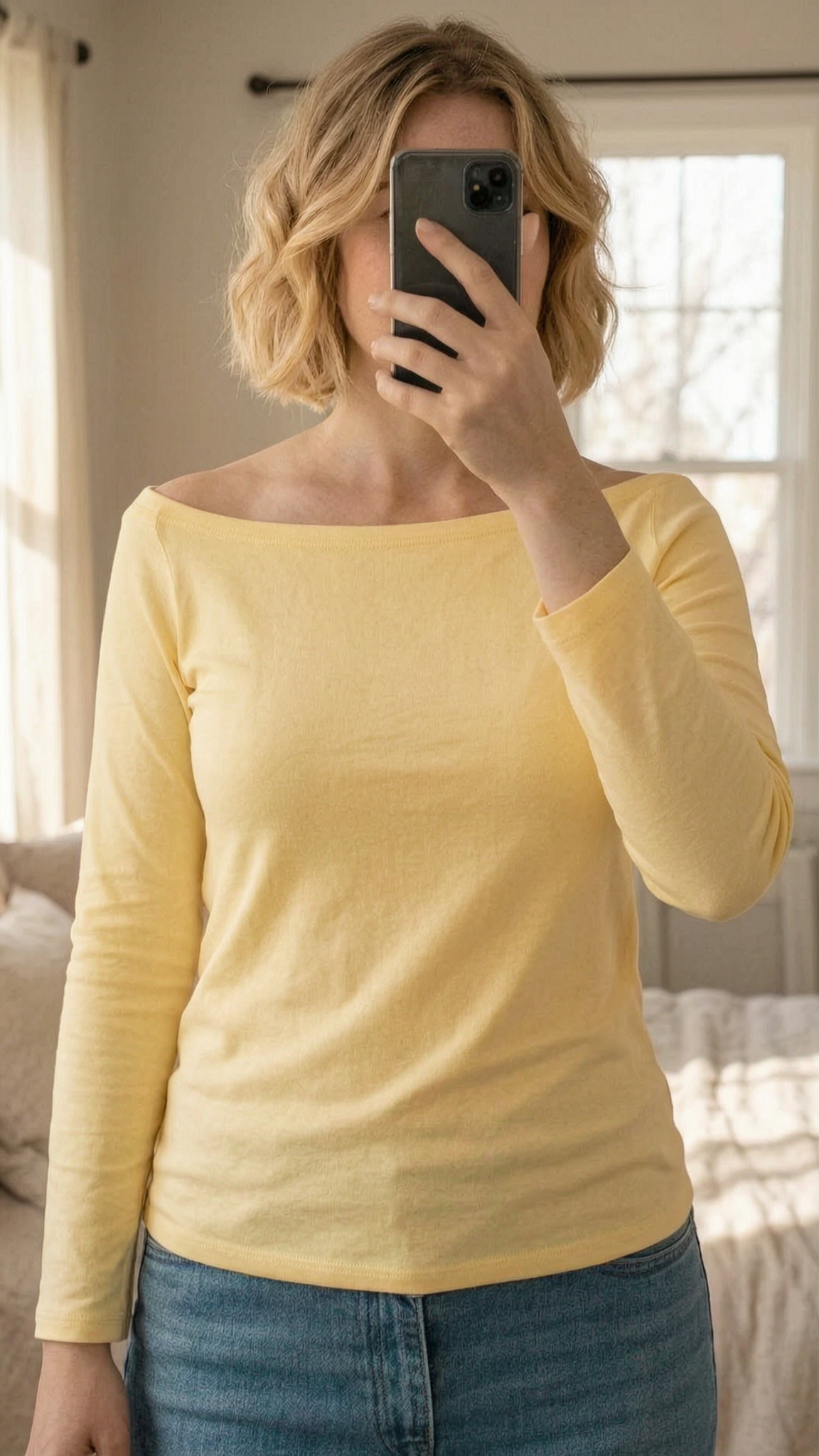 Camisola mangas compridas para mulher, amarelo, veste tamanho L, algodão. Marca Frater. em pé, de frente para a câmera, em um quarto com iluminação suave e luz natural filtrando pela janela.
