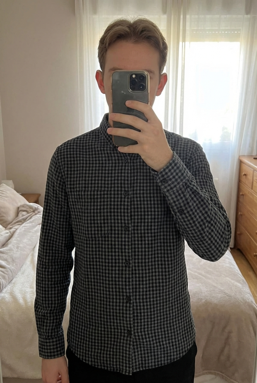 Chemise Zara carreaux gris S – Neuve avec étiquette debout, face à la caméra, dans une chambre à la lumière douce, avec une lumière naturelle filtrant par la fenêtre.