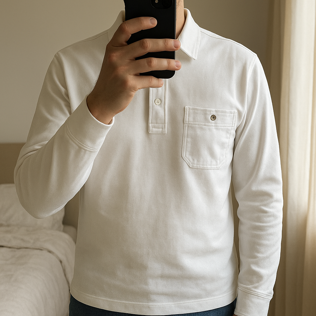 Polo Manche Longue Vintage Taille XL Homme debout, face à la caméra, dans une chambre à la lumière douce, avec une lumière naturelle filtrant par la fenêtre.