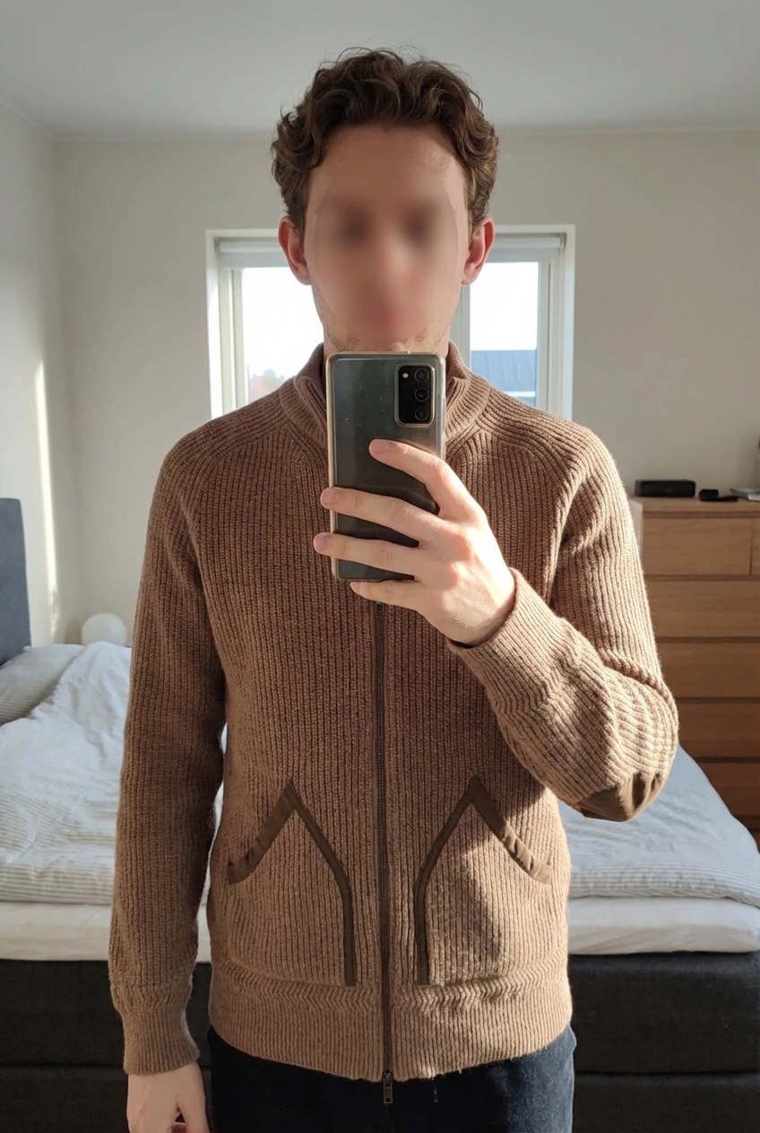 Cardigan Massimo Dutti cachemire & wool blend debout, face à la caméra, dans une chambre à la lumière douce, avec une lumière naturelle filtrant par la fenêtre.