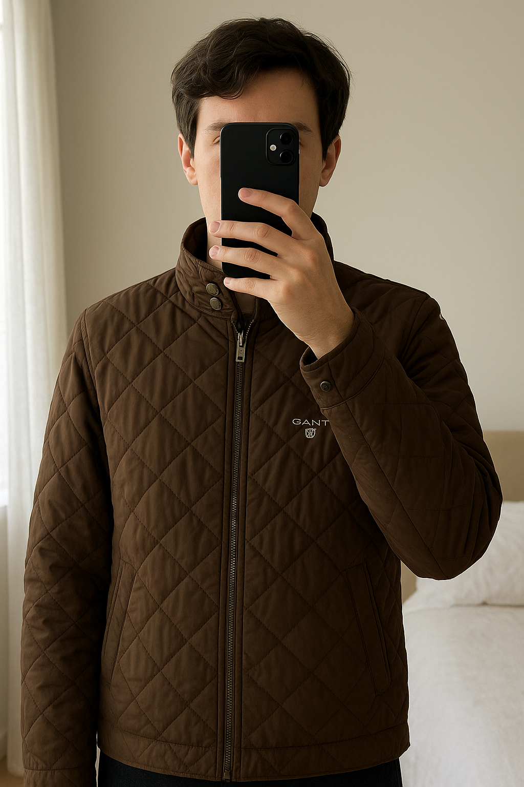 Veste matelassée GANT – Marron – Taille M – Neuve avec étiquette debout, face à la caméra, dans une chambre à la lumière douce, avec une lumière naturelle filtrant par la fenêtre.