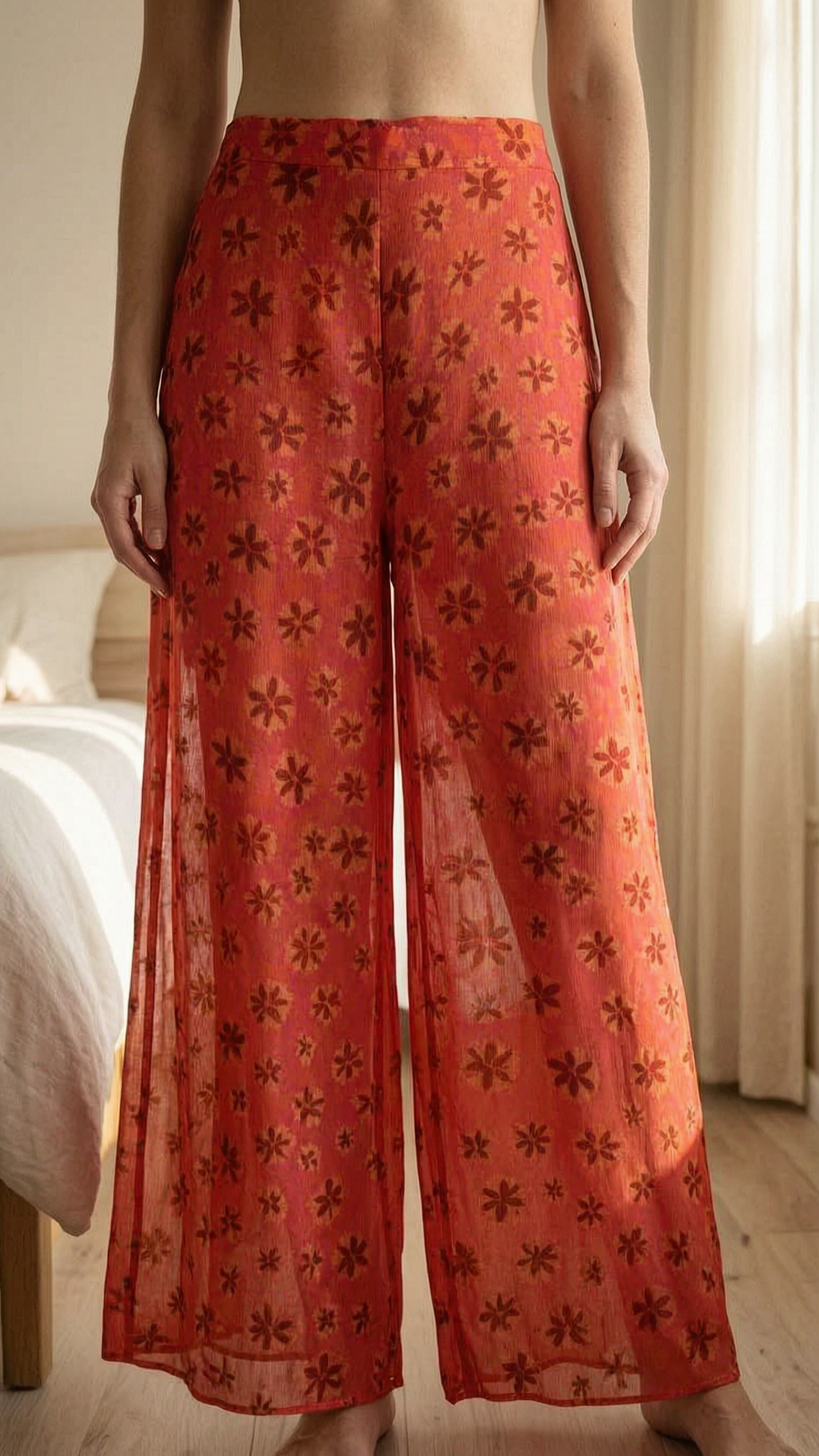 Magnifique pantalon à motifs léger et fluide pour l’été M - pantalone gamba ampia estate in piedi, rivolto verso la fotocamera, in una camera da letto con luce soffusa e luce naturale che filtra dalla finestra.