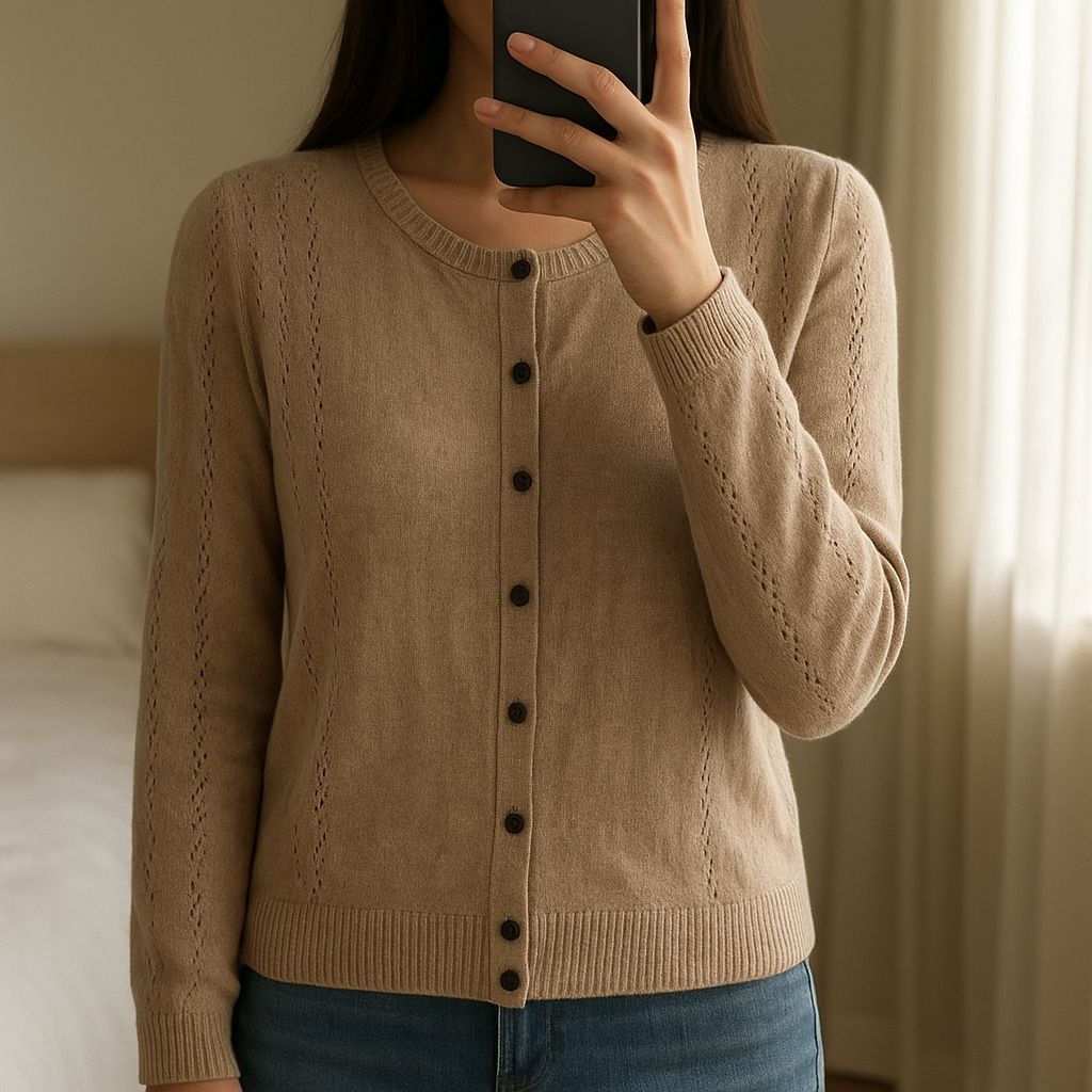 Gilet Damart debout, face à la caméra, dans une chambre à la lumière douce, avec une lumière naturelle filtrant par la fenêtre.