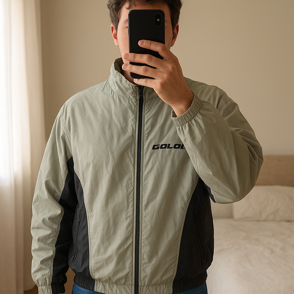 Manteau Honda Goldwing taille xxl debout, face à la caméra, dans une chambre à la lumière douce, avec une lumière naturelle filtrant par la fenêtre.