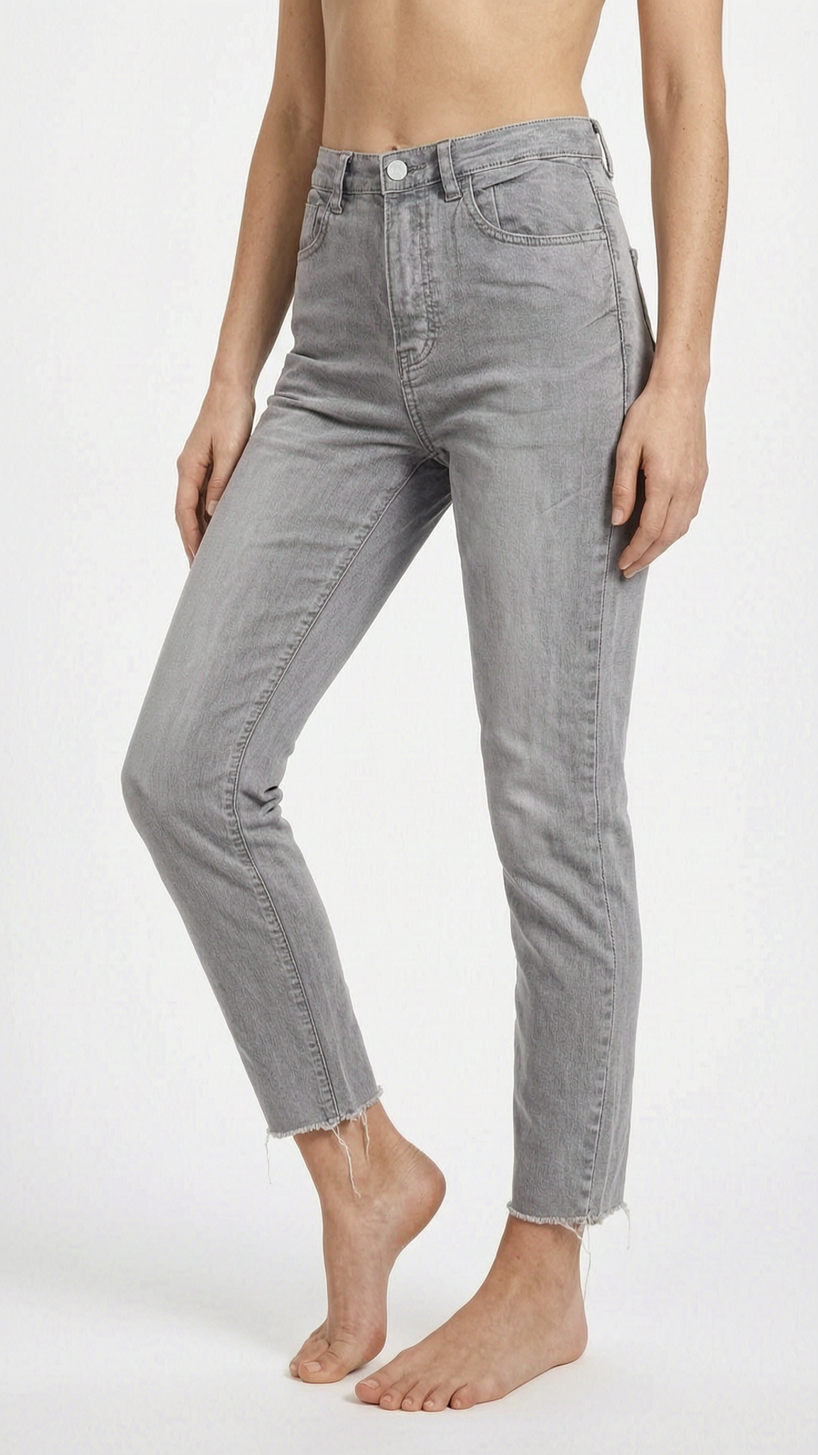 Une personne en Jeans couleur gris, Taille 36, Marque Stradivarius cambrant légèrement le dos pour une pose dynamique, dans un studio photo épuré avec fond blanc et éclairage doux.