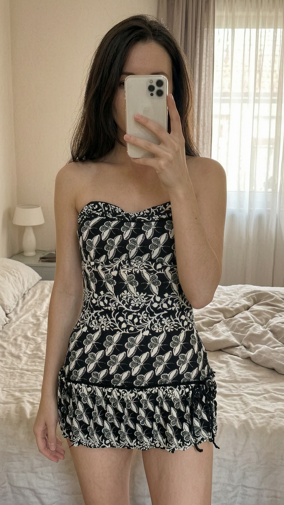 Bustier Sradivarius Taille M debout, face à la caméra, dans une chambre à la lumière douce, avec une lumière naturelle filtrant par la fenêtre.