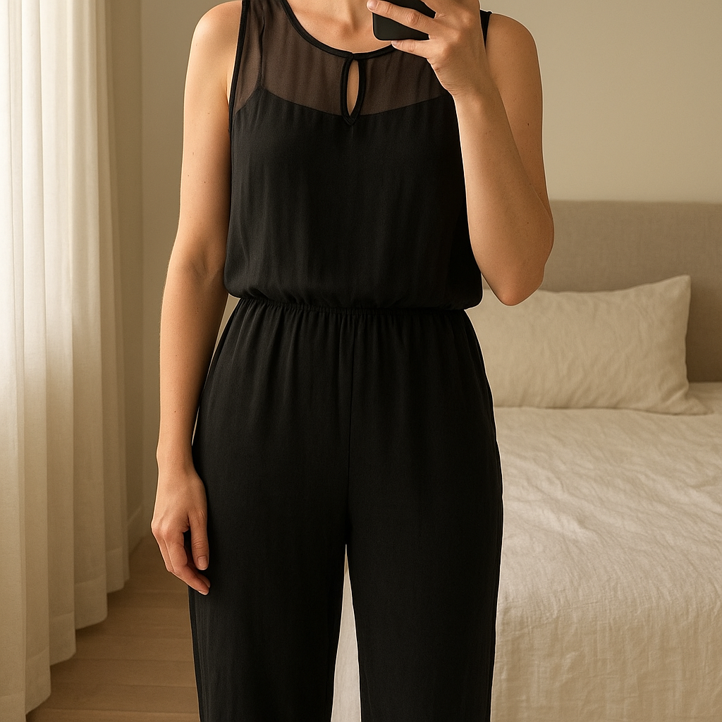 Combinaison pantalon Zara taille M neuve avec étiquette debout, face à la caméra, dans une chambre à la lumière douce, avec une lumière naturelle filtrant par la fenêtre.