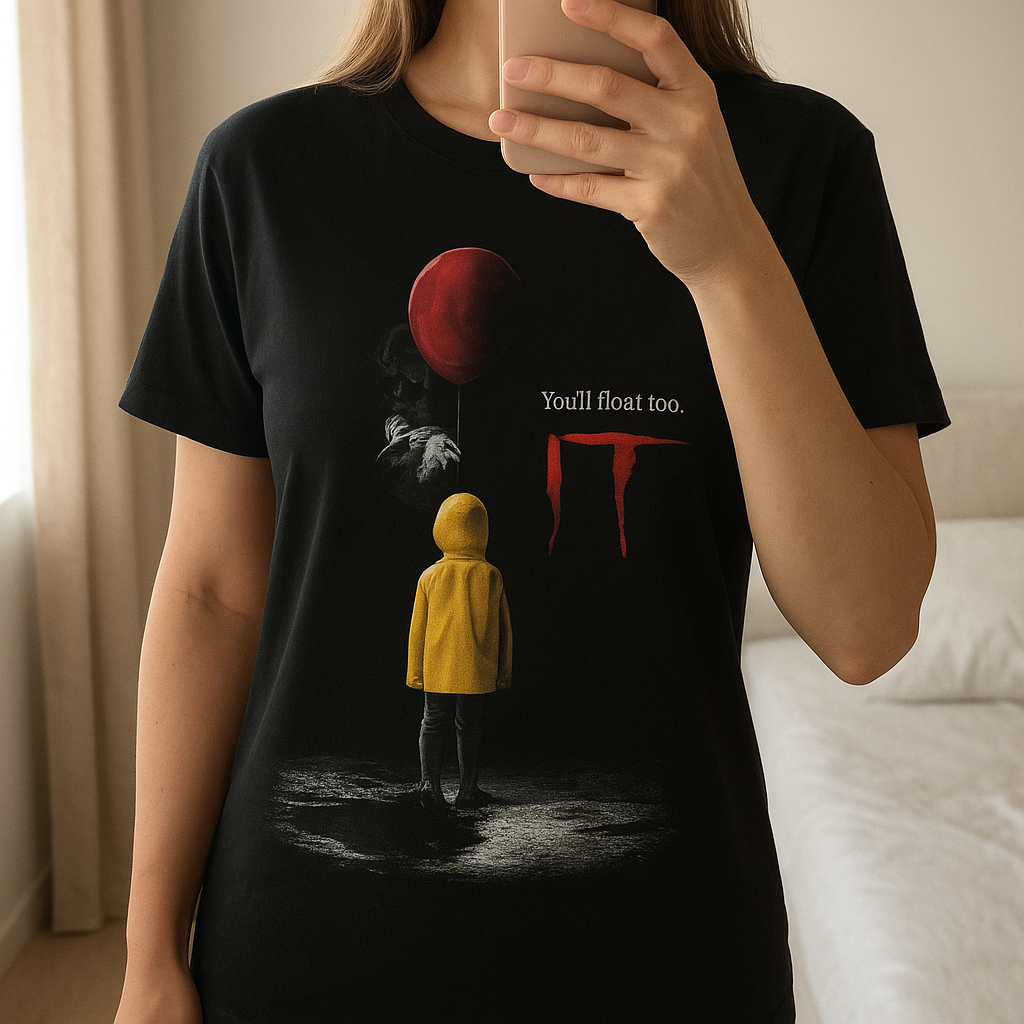 Tee shirt taille xs debout, face à la caméra, dans une chambre à la lumière douce, avec une lumière naturelle filtrant par la fenêtre.