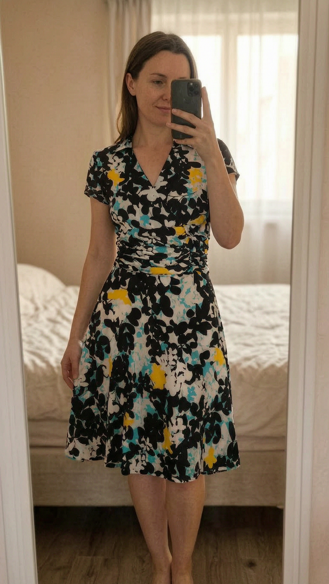 Magnificent silk summer dress Marella size S/36 debout, face à la caméra, dans une chambre à la lumière douce, avec une lumière naturelle filtrant par la fenêtre.