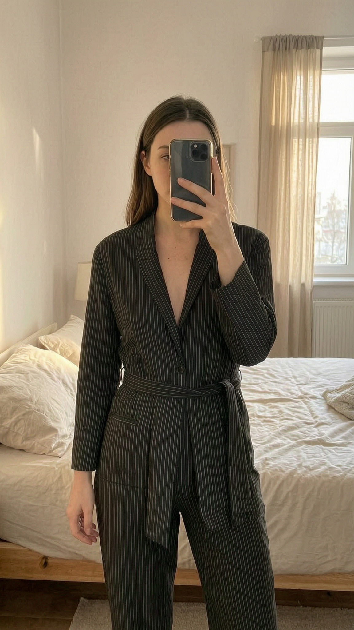 Zara Woman Cache coeur ceinturé XL debout, face à la caméra, dans une chambre à la lumière douce, avec une lumière naturelle filtrant par la fenêtre.