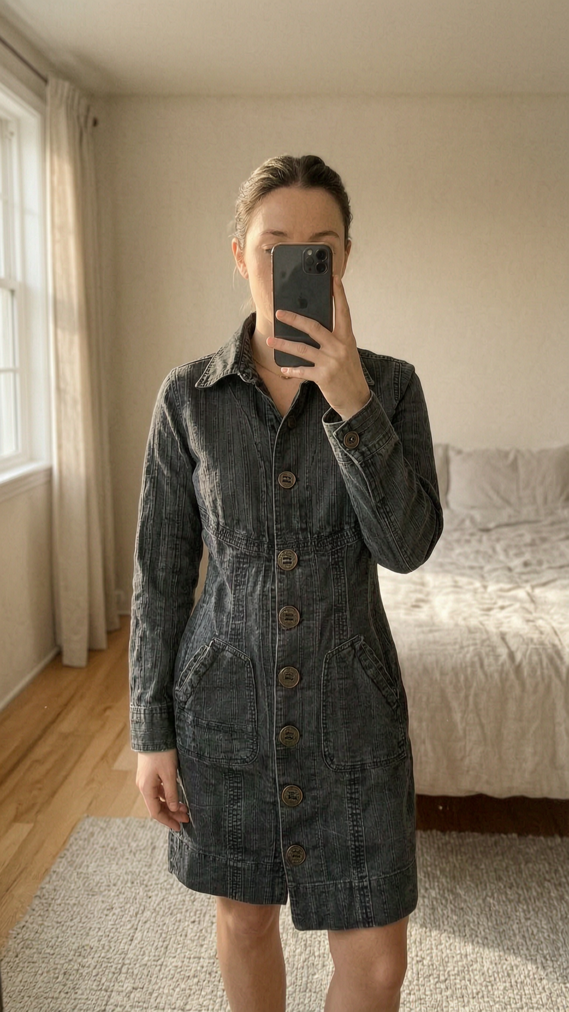 Vintage Diesel Grey Denim Shirt Dress Long Sleeve Utility Y2K Grunge Women L de pie, mirando a la cámara, en un dormitorio con luz suave y natural filtrándose por la ventana.