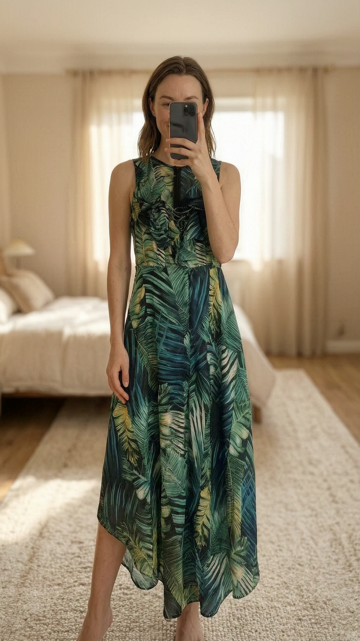 Robe tropical femme s debout, face à la caméra, dans une chambre à la lumière douce, avec une lumière naturelle filtrant par la fenêtre.