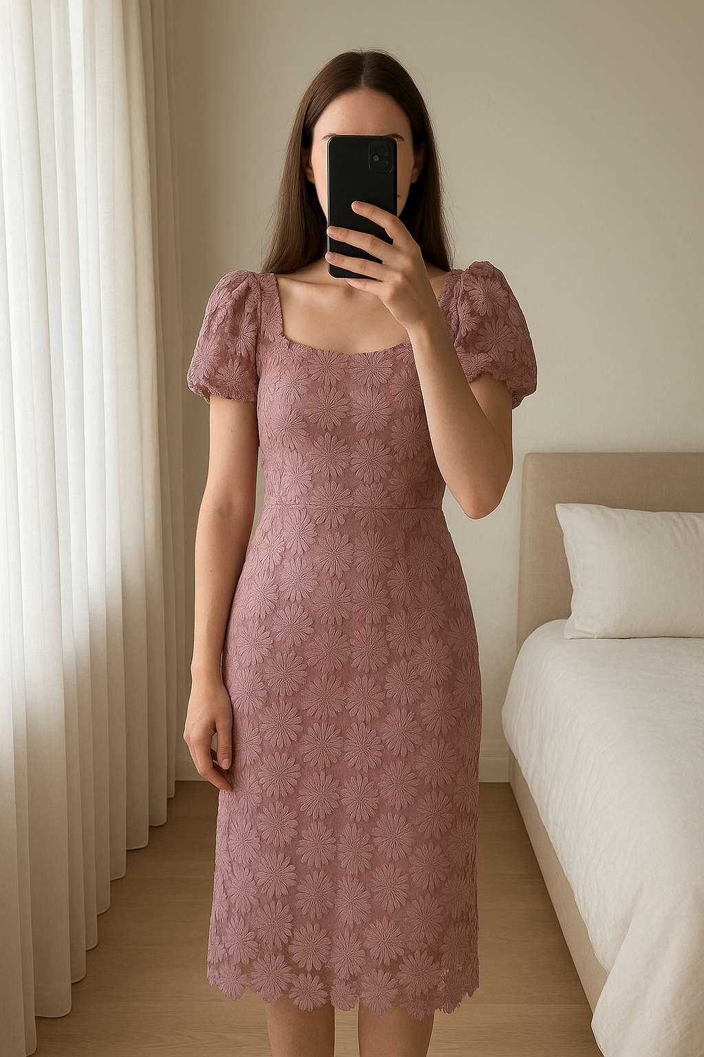 Robe rose à dentelle élégante mi-longue idéale pour été debout, face à la caméra, dans une chambre à la lumière douce, avec une lumière naturelle filtrant par la fenêtre.