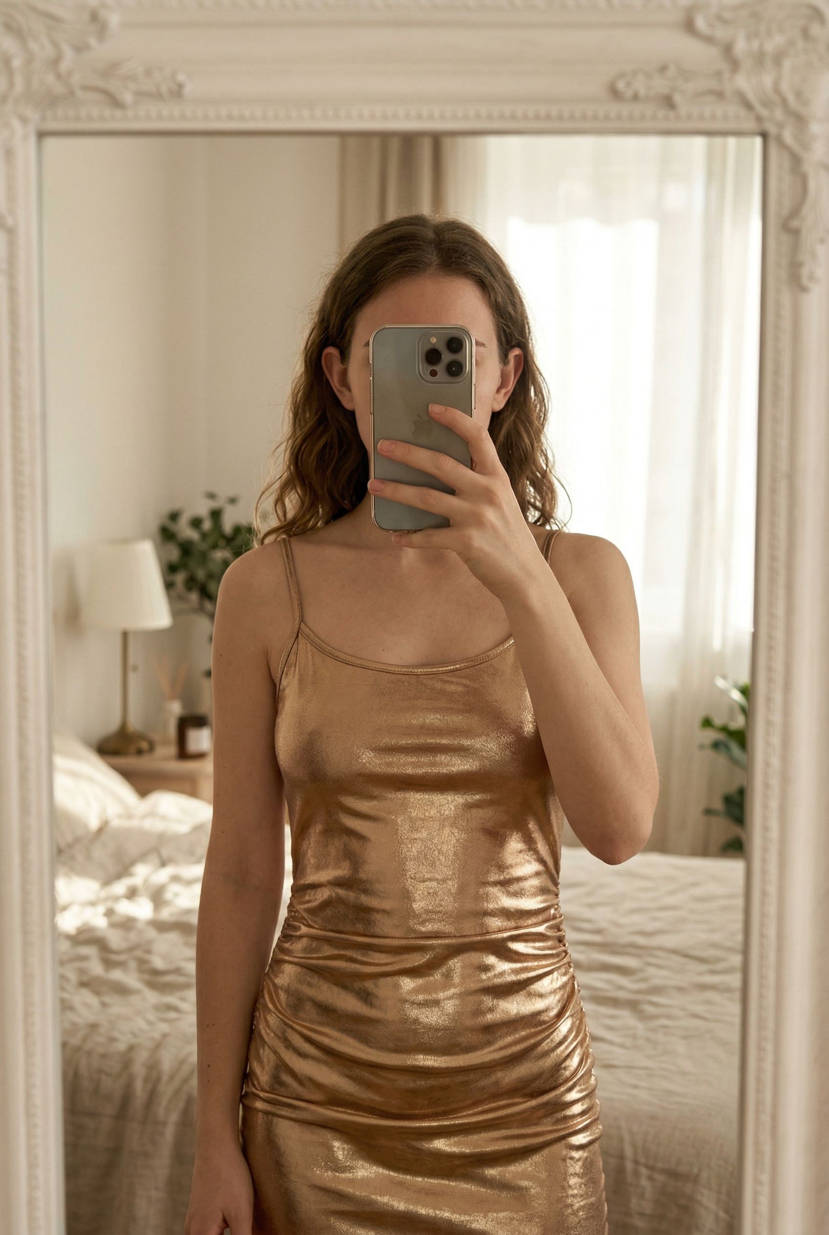 gold party top • y2k • shiny aufrecht stehend, der Kamera zugewandt, in einem sanft beleuchteten Schlafzimmer, mit natürlichem Licht, das durch ein Fenster fällt.