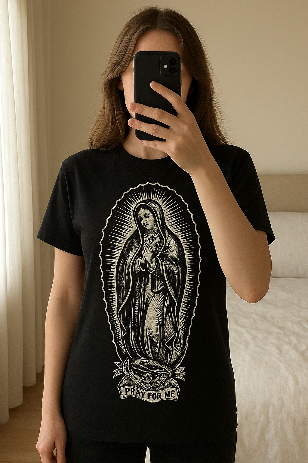 T shirt santa cruz debout, face à la caméra, dans une chambre à la lumière douce, avec une lumière naturelle filtrant par la fenêtre.